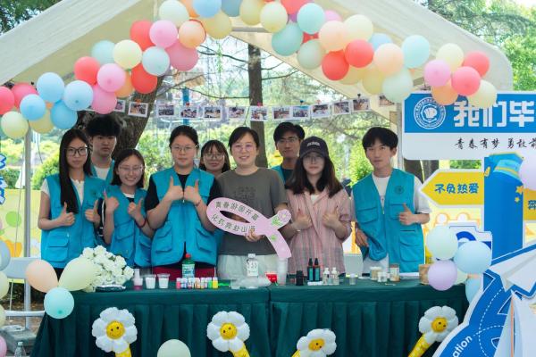 bevictor伟德亮相第二届“秾华嘉会”花车巡游暨游园会